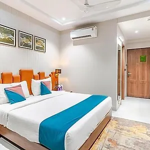Hotel Season Grand Couple Friendly Pitampura Metro Station ***
